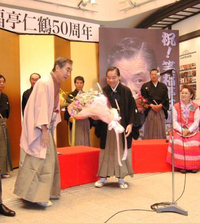 笑福亭仁鶴（右）のお祝いに駆けつけた桂文枝（左）＝大阪市内