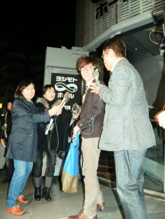 報道陣の突撃をうける藤森慎吾（中央）＝東京・渋谷の∞ホール