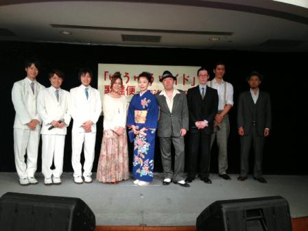 「ゆうゆうワイド」のコラボイベントに出演したあさみちゆき（左から４人目）、はやぶさ（左から３人）＝埼玉県・入間市の丸広百貨店