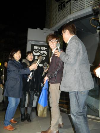 　報道陣の突撃をうける藤森慎吾（中央）＝東京・渋谷の∞ホール