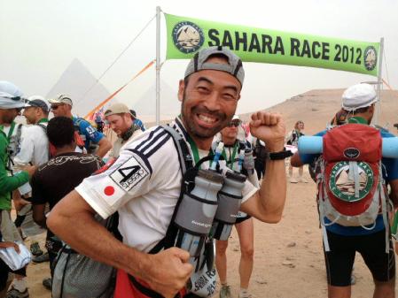 サハラ砂漠マラソンを完走したワッキー。すっかりヒゲ面に…