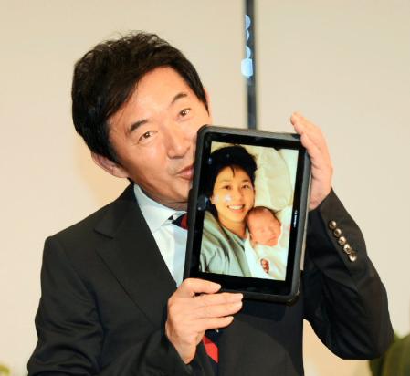 妻・理子と赤ちゃんの写真に喜びのキスをする石田純一
