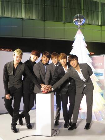 　点灯式を行ったＵ‐ＫＩＳＳ＝東京・新宿のタカシマヤタイムズスクエア