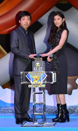 　イルミネーション点灯のスイッチを押す香川照之（左）と篠原凉子＝アクアシティお台場（撮影・持木克友）