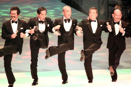 クレージーキャッツの面々。（右から）桜井センリさん、谷啓さん、植木等さん、犬塚弘、安田伸さん（１９９３年撮影）