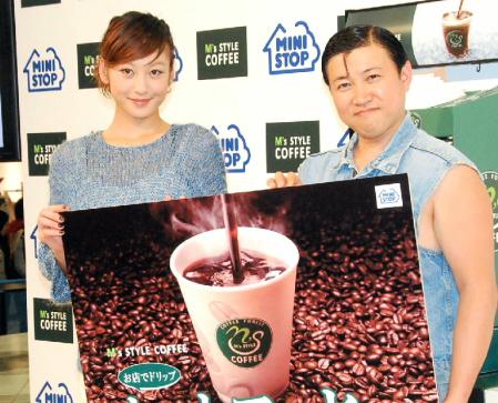 順調交際をアピールした西山茉希。右はスギちゃん