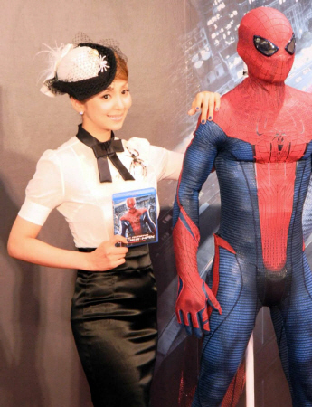 映画「アメイジング・スパイダーマン」ＤＶＤの発売記念イベントに出席した神田うの＝東京・銀座のソニービル
