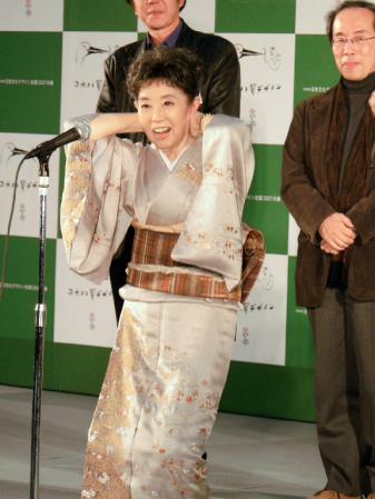 日課のスクワットを披露する森光子＝２００７年