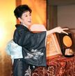 ２００９年７月、国民栄誉賞を受賞しピースサインを見せる森光子さん