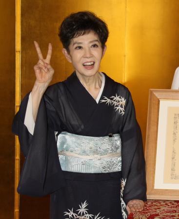 　２００９年７月　国民栄誉賞を受賞しピースサインを見せる森光子さん