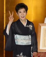 　２００９年７月　国民栄誉賞を受賞しピースサインを見せる森光子さん