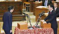 　自民党の安倍総裁（左）と党首討論を行う野田首相＝１４日午後、国会
