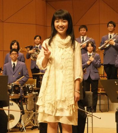 　修徳高吹奏楽部とのコラボを披露した臼澤みさき