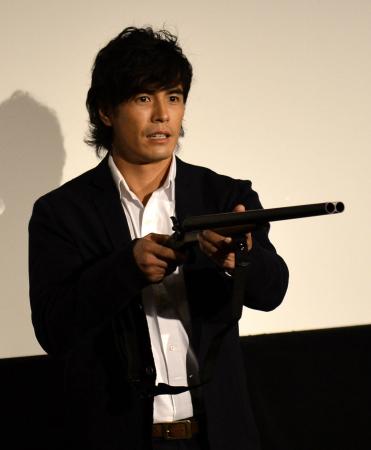 　銃を手に登場した伊藤英明