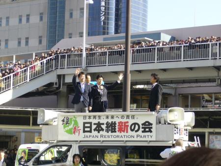 　沿道からの声援に手を振って応える日本維新の会、橋下徹代表代行（左）＝ＪＲ高槻駅前