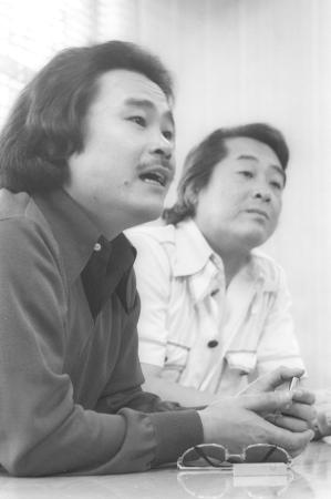 　７６年、ぴんから兄弟としてデイリースポーツを訪れた宮史郎さん（右は宮五郎さん）