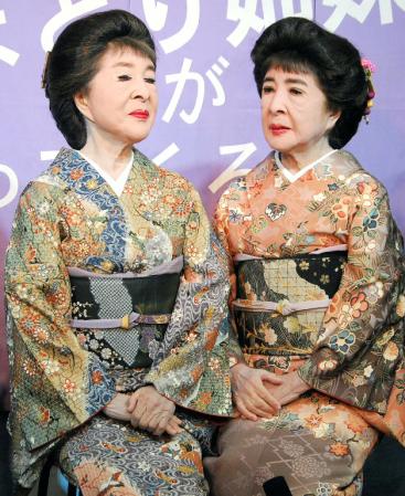 宮史郎さんの死を悼んだ、こまどり姉妹。左は姉の栄子、右は妹の葉子