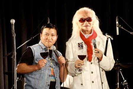 　赤ワインで乾杯した内田裕也（右）とスギちゃん＝東京・下北沢