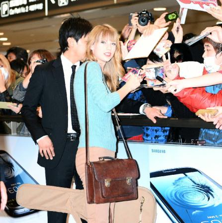 熱狂的なファンに迎えられ来日したテイラー・スウィフト＝成田空港（撮影・開出　牧）