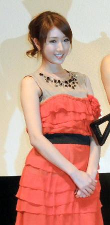 トークイベントに登場した多岐川華子（左）と小島よしお＝東京・新宿区の明治安田生命ホール