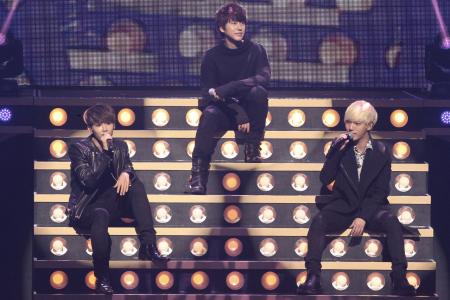 　熱唱する「ＳＵＰＥＲ　ＪＵＮＩＯＲ　Ｋ．Ｒ．Ｙ．」（左から）リョウク、キュヒョン、イェソン＝パシフィコ横浜