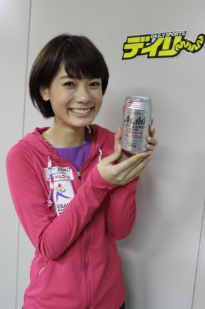 　「アサヒドライゼロ」の無料配布をＰＲしたアサヒビールイメージガールの坂井裕美