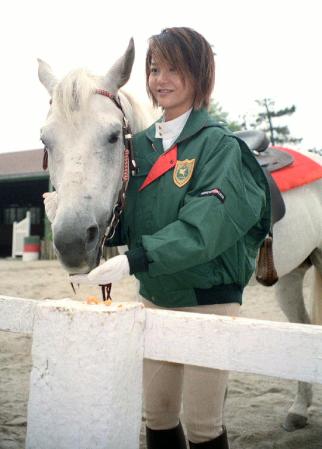 　９９年６月１７日、乗馬クラブで会見し、回復ぶりをアピールする華原朋美＝静岡・御殿場