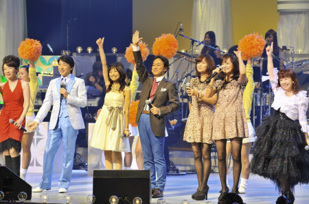 　レッツゴーヤングコンサートに出演した（左からｋ）伊藤咲子、城みちる、石川ひとみ、太川陽介、ザ・リリーズ、大場久美子＝ＮＨＫホール