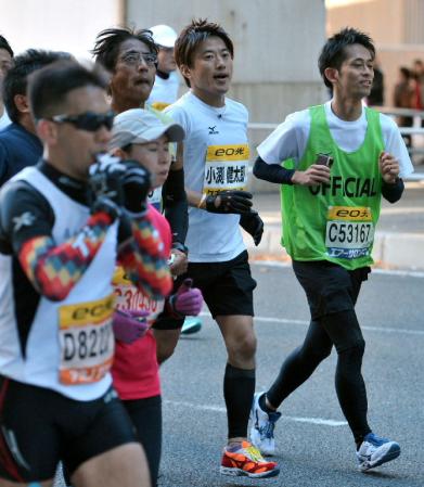 ナニワの街を軽やかに疾走するコブクロの小渕健太郎（中央）＝大阪市中央区（撮影・保田叔久）