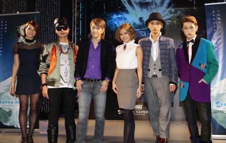 　（左から）千紗、ｍ‐ｆｌｏのＶＥＲＢＡＬ、小室哲哉、伊藤千晃、與真司郎、末吉秀太