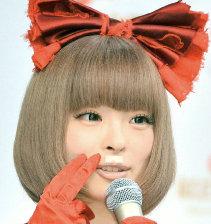 　鼻の下にばんそうこうを張って登場したきゃりーぱみゅぱみゅ＝東京・渋谷のＮＨＫ（撮影・田村亮介）