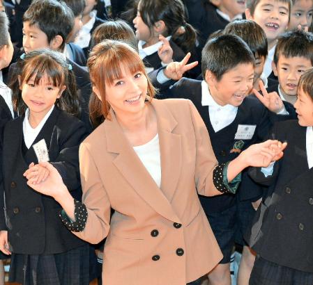 子どもたちに囲まれ笑顔を見せる香里菜