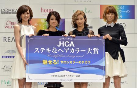 　大賞を受賞した（左から）高垣麗子、秋吉久美子、ＢＥＮＩ、ｈｉｔｏｍｉ＝東京ドームシティホール（撮影・会津智海）