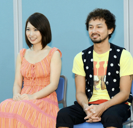 今年８月、ミュージカル「オズー」の会見で仲むつまじい様子のＡＫＢ・増田とＩＳＳＡ