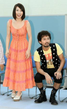 今年８月、ミュージカルの会見で笑顔を見せるＡＫＢ・増田とＩＳＳＡ