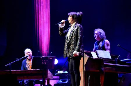 　プロコル・ハルムとの競演ツアーをスタートさせた松任谷由実（中央）。左はプロコル・ハルムのボーカル、ゲイリー・ブルッカー＝横浜・パシフィコ横浜