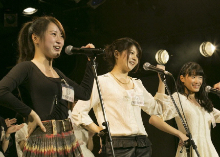 　ファンクラブ設立が決定したニューキャンディーズの大野愛友佳、鎌田三由紀、近藤綾（左から）　