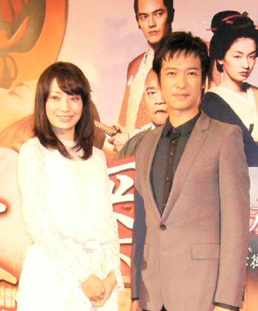 発表会見に登場した菅野美穂（左）と堺雅人＝大阪市内