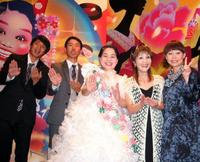 今いくよ・くるよ（中央）のお祝いに駆けつけたチュートリアルら＝京都市内