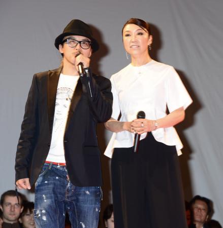 　写真展で写真家のレスリー・キー（左）とフォトセッションする松任谷由実＝東京・表参道ヒルズ（撮影・開出　牧）