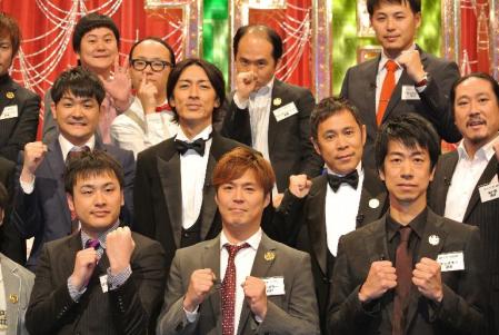 決勝進出者を激励したナインティナインの矢部浩之と岡村隆史（中央）