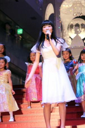 「ジングルベル」を歌唱する優希美青＝東京・表参道ヒルズ