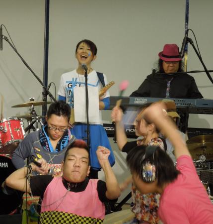 　バリアフリーバンド「サルサガムテープ」と共演した（後列左から）東ちづる、ミッキー吉野＝東京・港区の六本木ヒルズＵＭＵ
