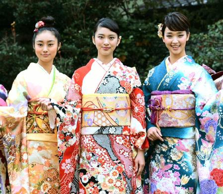 忽那汐里、武井咲、剛力彩芽（左から）＝明治記念館（撮影・園田高夫）