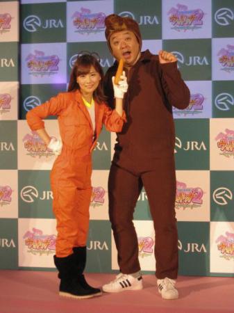 　コスプレ姿でＪＲＡのイベントに参加した重盛さと美（左）とＴＫＯ木下隆行