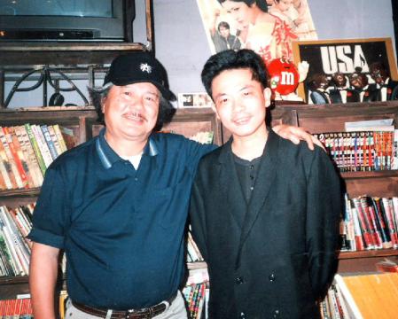「１９９８年７月５日にゲスト出演した園子温監督（右）と肩を組む故・若松孝二さん（写真提供ミュージックバード）」