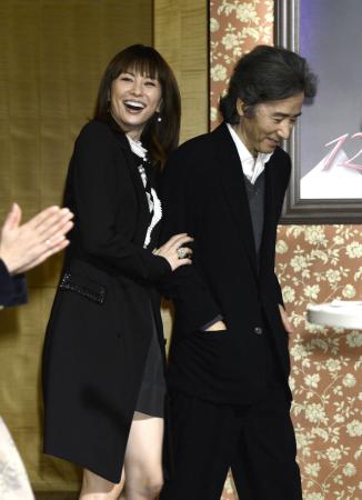 　照れくさそうに腕を組んで登場する米倉涼子（左）と田村正和＝グランドハイアット東京（撮影・園田高夫）