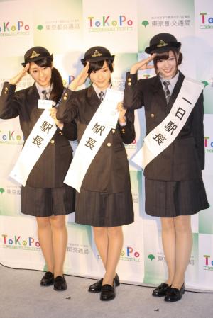 　７種類の制服に身を包んだ乃木坂４６の（左から）桜井玲香、生駒里奈、白石麻衣