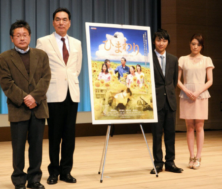 映「ひまわり」の完成披露試写会に出席した（左から）及川善弘監督、長塚京三、須賀健太、福田沙紀＝東京・有楽町の有楽町朝日ホール