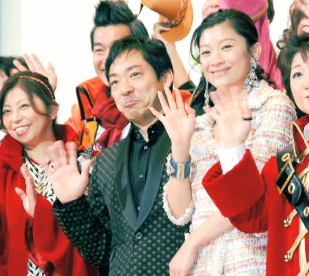 長男・政明君が見つめる前で“パパの威厳”を示した香川照之。右隣は篠原涼子